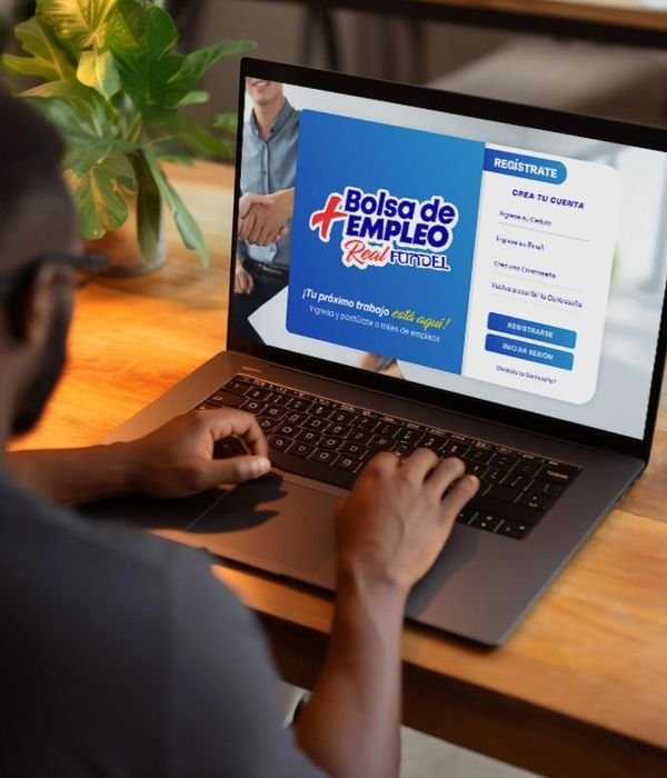 Persona postulando en la Bolsa de Empleo Fundel desde su computadora